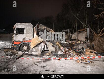 Hambourg, Allemagne. 08 février 2021. Deux camions incendiés se trouvent sur un site de la société dans le quartier de Wilhelmsburg à Hambourg. Deux camions ont brûlé pendant la nuit. Selon les premiers résultats, on soupçonne un incendie criminel. Credit: Daniel Reinhardt/dpa/Alay Live News Banque D'Images