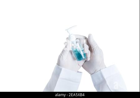 La main du médecin porte des gants en caoutchouc, tenant une bouteille de gel d'alcool isolée sur fond blanc, les soins de santé et le concept COVID-19 de potect Banque D'Images