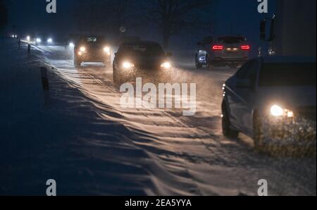 Kabelsketal, Allemagne. 08 février 2021. Les voitures se trouvent au-dessus de l'autoroute fédérale 6 enneigée, près de Halle/Saale. De fortes chutes de neige entraînent des obstacles considérables dans la circulation. Credit: Hendrik Schmidt/dpa-Zentralbild/dpa/Alay Live News Banque D'Images