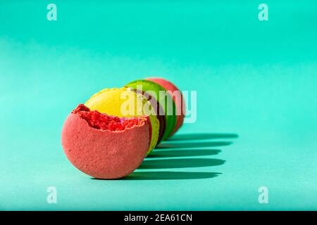 Macarons français au soleil. Biscuits à la farine d'amande de couleur. Banque D'Images
