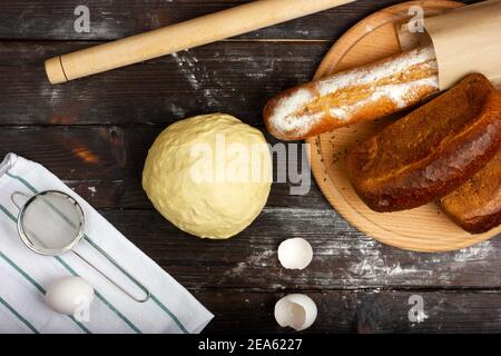 Levure de pâte et quelques pains de pain de seigle frais. Faire du pain à partir de pâte à levure. Plat culinaire. Vue de dessus. Banque D'Images