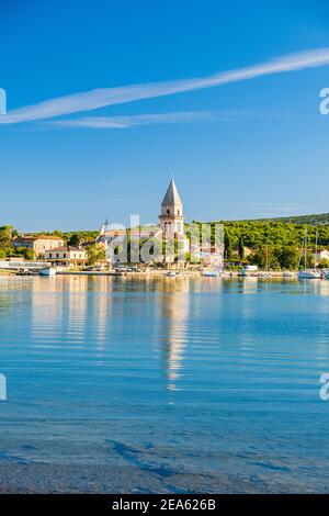 Vieille ville d'Osor entre les îles Cres et Losinj on Mer Adriatique en Croatie Banque D'Images