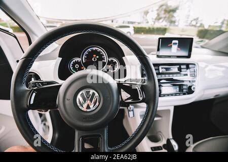 Wolfsburg, Allemagne - 19 juin 2016 : voiture électrique Volkswagen VW E-UP dans les rues de la ville, vue rapprochée du volant et du tableau de bord. Volkswagen est un constructeur automobile allemand dont le siège est situé à Wolfsburg, en Allemagne. Banque D'Images