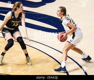 Février 07 2021 Berkeley, CA États-Unis California Guard Mia Mastrov (21) tire le ballon pendant le NCAA Women's Basketball jeu entre Colorado Buffalo et la Californie Golden Bears 52-67 perdu à Hass Pavilion Berkeley Calif. Thurman James / CSM Banque D'Images