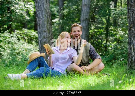 Couple amoureux passer des loisirs dans le parc ou la forêt. Couple romantique les étudiants aiment les loisirs regardant vers le haut observant le fond de la nature. Couple de soulmates à une date romantique. Romantique date à la prairie verte. Banque D'Images