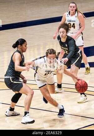 Février 07 2021 Berkeley, CA États-Unis California Guard Mia Mastrov (21) conduit à la canopée pendant le NCAA Women's Basketball jeu entre Colorado Buffalo et la Californie Golden Bears 52-67 perdu à Hass Pavilion Berkeley Calif. Thurman James / CSM Banque D'Images