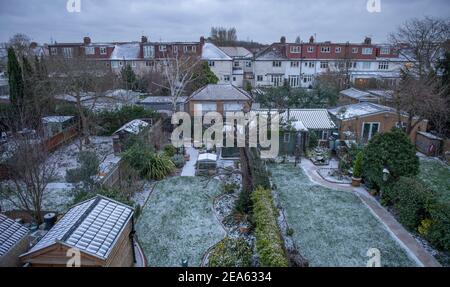 Londres, Royaume-Uni. 8 février 2021. Au lendemain de la tempête Darcy, une légère couverture de neige sur le sol dans le sud-ouest de Londres avec des routes latérales glacées de banlieue et des températures de jour qui restent en dessous de zéro sous un ciel gris. Crédit : Malcolm Park/Alay Live News. Banque D'Images