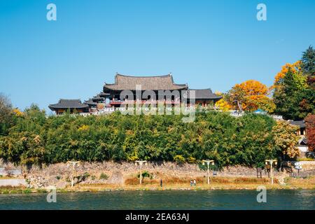 Pavillon traditionnel coréen de Yeongnamnu et rivière Miryang à l'automne à Miryang, en Corée Banque D'Images