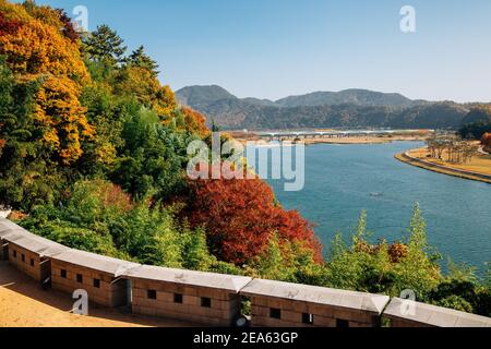Vue panoramique sur la rivière et la montagne de Miryang à l'automne à Miryang, en Corée Banque D'Images