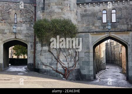 fragment d'un mur avec deux arches et tour de un ancien palais construit sous la forme d'un médiéval château Banque D'Images