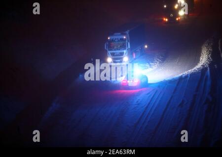 Gera, Allemagne. 08 février 2021. Les camions et les voitures sont bloqués dans un embouteillage sur l'Autobahn 4 près de Gera. Après de fortes chutes de neige pendant la nuit, la circulation en direction d'Erfurt s'est arrêtée sur une montagne. Credit: Bodo Schackow/dpa-zentralbild/ZB/dpa/Alay Live News Banque D'Images