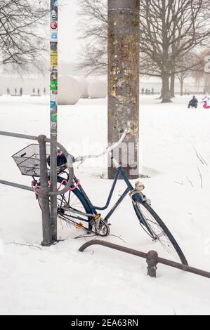 07 février 2021, Rhénanie-du-Nord-Westphalie, Münster : un vélo est relié à une rampe dans la neige. Jusqu'à 30 centimètres de neige sont tombés en Westphalie orientale et en Münsterland dans la nuit jusqu'au dimanche en quelques heures. Photo: Ute Friederike Schernau/dpa Banque D'Images