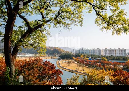 Vue panoramique sur la ville et le fleuve de Miryang à l'automne à Miryang, en Corée Banque D'Images