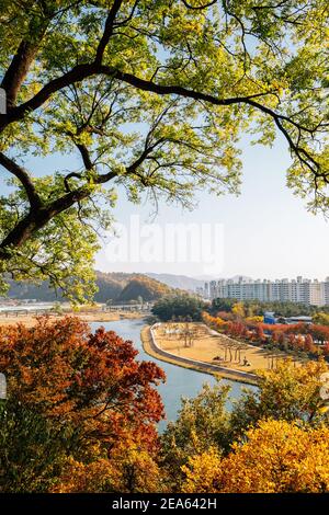 Vue panoramique sur la ville et le fleuve de Miryang à l'automne à Miryang, en Corée Banque D'Images