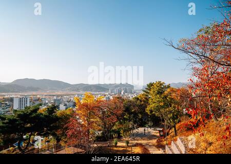 Vue panoramique sur la ville de Miryang depuis le parc Moonlight Ssamji à l'automne à Miryang, en Corée Banque D'Images