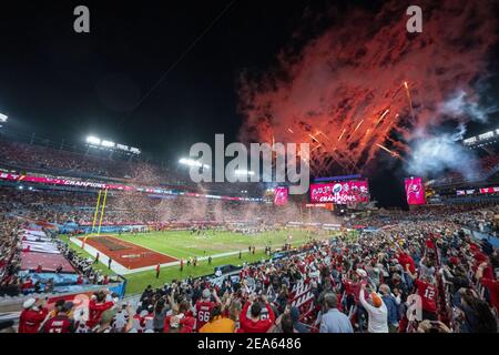 Tampa, États-Unis. 07e février 2021. Les fans de Tampa Bay Buccaneers fêtent une victoire de 31-9 sur les Kansas City Chiefs lors du Super Bowl LV au stade Raymond James de Tampa, en Floride, le dimanche 7 février 2021. Photo de Steve Nesius/UPI crédit: UPI/Alamy Live News Banque D'Images