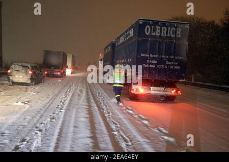 Gera, Allemagne. 08 février 2021. Les camions et les voitures sont bloqués dans un embouteillage sur l'Autobahn 4 près de Gera. Après de fortes chutes de neige pendant la nuit, la circulation en direction d'Erfurt s'est arrêtée sur une montagne. Credit: Bodo Schackow/dpa-Zentralbild/ZB/dpa/Alay Live News Banque D'Images