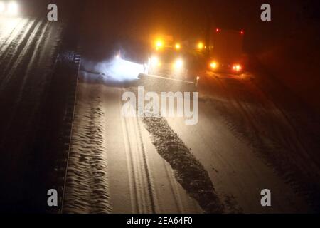 Gera, Allemagne. 08 février 2021. Un véhicule qui déblayage est enlisé dans la neige sur l'autoroute 4. Après de fortes chutes de neige pendant la nuit, la circulation en direction d'Erfurt s'est arrêtée sur une montagne. Credit: Bodo Schackow/dpa-Zentralbild/ZB/dpa/Alay Live News Banque D'Images