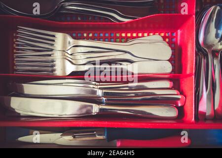 Couverts dans un tiroir de cuisine. Vue en gros plan Banque D'Images