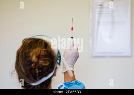 Début de la vaccination des personnes âgées, Espagne. ABEL F. ROS/AALAMONY Banque D'Images