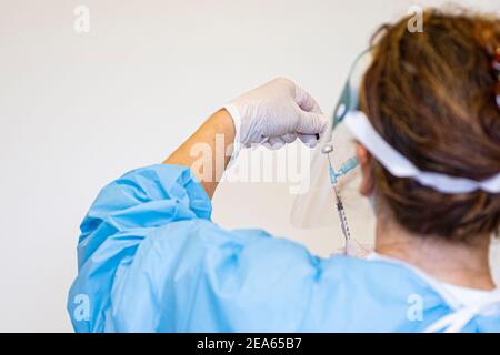 Début de la vaccination des personnes âgées, Espagne. ABEL F. ROS/AALAMONY Banque D'Images