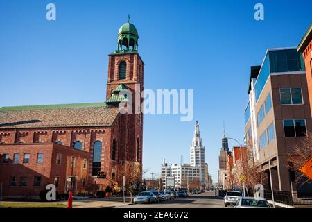 Vue sur Washington St depuis l'église Saint Michael de Buffalo, NY, États-Unis Banque D'Images