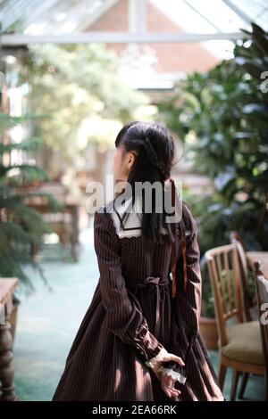 Portrait de fille asiatique avec fond de fleurs violettes Banque D'Images