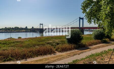 Vue sur le Rhin avec le pont Friedrich-Ebert, vu à Duisburg-Homberg, Rhénanie-du-Nord-Westfalia, Allemagne Banque D'Images