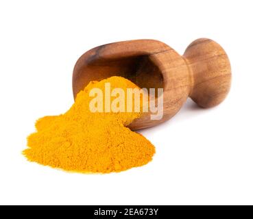 Poudre de curcuma sèche dans une pelle en bois, isolée sur fond blanc. Curcuma longa linn. Banque D'Images