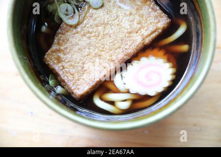 nouilles au udon de kitsune avec boule de poisson et tofu sur bois arrière-plan cuisine japonaise Banque D'Images