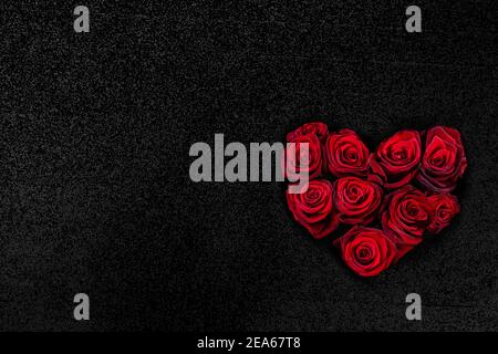 Bouquet de roses rouges en forme de coeur sur fond de bois rustique Banque D'Images