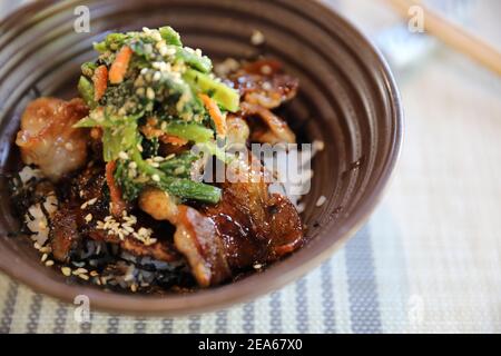 Bol de porc grillé buta donburi japonais sur fond de bois Banque D'Images