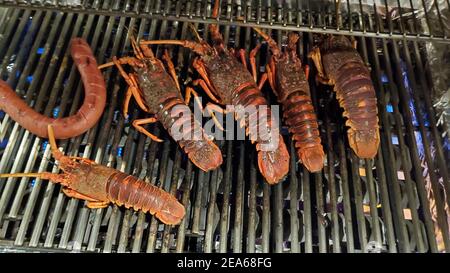 la cuisson du homard frais sur le gril Banque D'Images