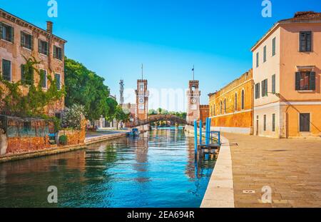 Paysage urbain de Venise, canal d'eau, pont et porte de l'Arsenal vénitien médiéval ou Arsenale di Venezia. Italie Banque D'Images