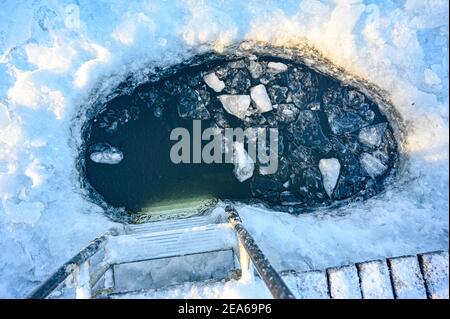 descendez dans le trou de glace sur le lac Banque D'Images