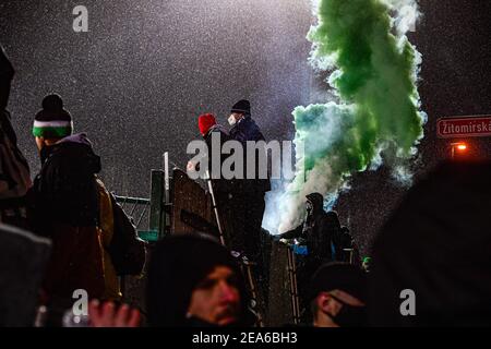 Prague, République tchèque. 6 février 2021. Les fans, debout sur des échelles derrière la clôture, regardent un match de la première division tchèque entre Bohemians Prague et le FC Zbrojovka Brno à Prague, République Tchèque, le samedi 6 février 2021. Parmi les mesures restrictives qui limitent le nombre de fans de football à assister au match, les fans recherchent des moyens novateurs de regarder le match pendant la pandémie du coronavirus. Crédit : Roman Vondrous/CTK photo/Alay Live News Banque D'Images