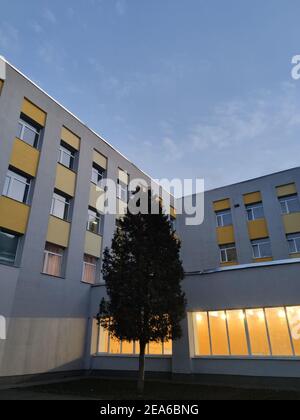 un nouveau bâtiment d'école après rénovation avec du bois Banque D'Images