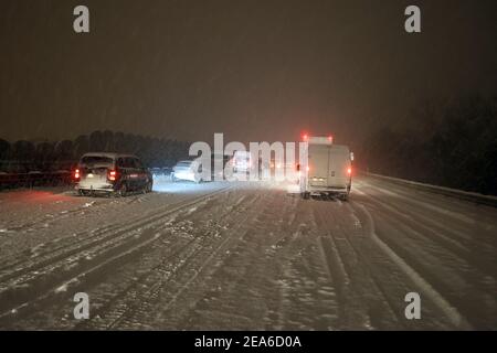 Gera, Allemagne. 08 février 2021. Les camions et les voitures sont bloqués dans les embouteillages sur l'Autobahn 4 près de Gera. Après de fortes chutes de neige pendant la nuit, la circulation en direction d'Erfurt s'est immobilisée dans une montagne. Credit: Bodo Schackow/dpa-Zentralbild/ZB/dpa/Alay Live News Banque D'Images