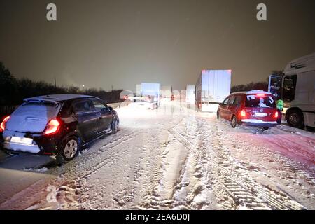 Gera, Allemagne. 08 février 2021. Les camions et les voitures sont bloqués dans les embouteillages sur l'Autobahn 4 près de Gera. Après de fortes chutes de neige pendant la nuit, la circulation en direction d'Erfurt s'est immobilisée dans une montagne. Credit: Bodo Schackow/dpa-Zentralbild/ZB/dpa/Alay Live News Banque D'Images