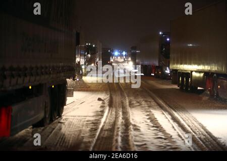 Gera, Allemagne. 08 février 2021. Les camions et les voitures sont bloqués dans les embouteillages sur l'Autobahn 4 près de Gera. Après de fortes chutes de neige pendant la nuit, la circulation en direction d'Erfurt s'est immobilisée dans une montagne. Credit: Bodo Schackow/dpa-Zentralbild/ZB/dpa/Alay Live News Banque D'Images