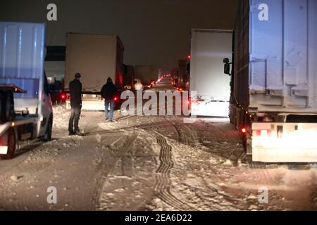 Gera, Allemagne. 08 février 2021. Les camions et les voitures sont bloqués dans les embouteillages sur l'Autobahn 4 près de Gera. Après de fortes chutes de neige pendant la nuit, la circulation en direction d'Erfurt s'est immobilisée dans une montagne. Credit: Bodo Schackow/dpa-Zentralbild/ZB/dpa/Alay Live News Banque D'Images