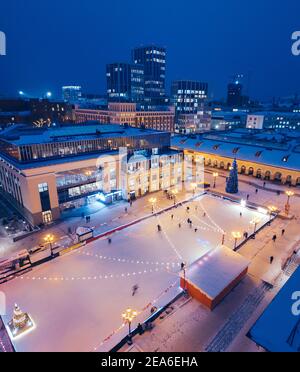 Vue aérienne des gens qui s'amusent et patinent sur le Patinoire sur le fond d'un arbre de Noël décoré Pour le nouvel an dans un fabuleux hiver Banque D'Images