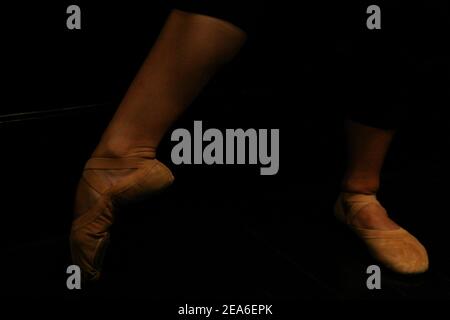 Les pieds d'une ballerine tout en s'échauffant avant d'apparaître dans une performance d'exploration de Java et Ballet qui est affichée virtuellement par zoom depuis le Kunstkring Paleis Monument, dans le centre de Jakarta, le dimanche (7/2/2021). La combinaison de danses traditionnelles, de ballets et de danses contemporaines rassemble un processus de création collaboratif entre trois types différents de danses entre les danses javanaises et ballets, produit des œuvres qui mettent en lumière la richesse de la culture indonésienne avec des emballages modernes. (Photo de Kuncoro Widyo Rumpoko/Pacific Press) Banque D'Images