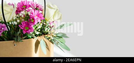 Beau bouquet de fleurs mélangées. Le travail du fleuriste. Livraison de fleurs. Bannière fleurie. Copier l'espace. Banque D'Images
