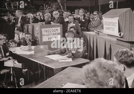 Aaron Henry, président de la délégation du Parti démocratique de la liberté du Mississippi, s'exprime devant la Commission de vérification des pouvoirs du Congrès national démocratique Banque D'Images