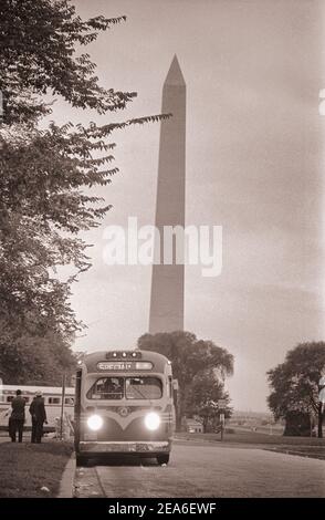 Bus partant près du Washington Monument, après la marche sur Washington. ÉTATS-UNIS. 28 août 1963 Banque D'Images