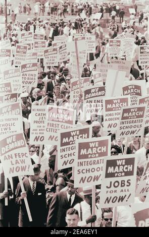 Des manifestants défilent dans la rue avec des panneaux pendant la marche sur Washington, États-Unis. 28 août 1963 Banque D'Images