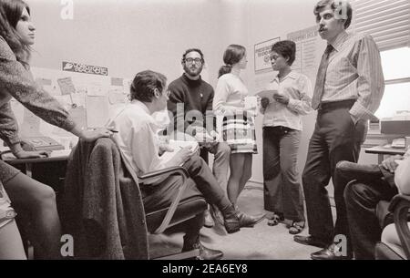 Photo d'époque du mouvement des droits civils aux États-Unis. Années 1960 jeunes membres du comité hommes et femmes dans un bureau de planification des manifestations dans le cadre du Mor Banque D'Images