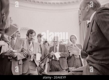 Le Président Gerald Ford s'est parlé aux journalistes lors d'une conférence de presse informelle à la Maison Blanche, Washington, D.C., États-Unis. 16 septembre 1975 Banque D'Images