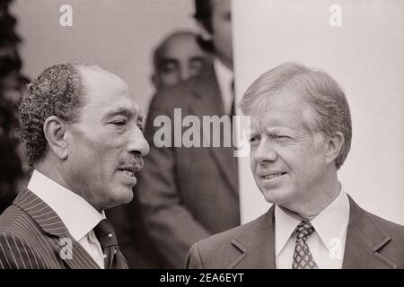 Le président Jimmy carter accueille le président égyptien Anwar Sadat à la Maison Blanche, Washington, D.C., aux États-Unis. 8 avril 1980 Banque D'Images